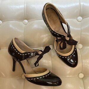 AK Elegant retro inspired Brown and Cream patent leather heel Shoes, size 8